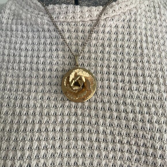 Vintage gold tone rose necklace - Picture 1 of 4